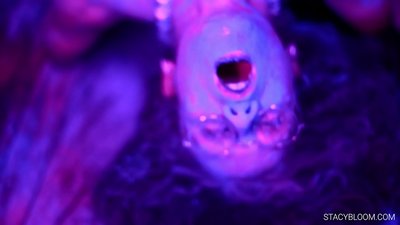 Orok masturbasi dina kaméra sareng nyababkeun dirina orgasme.